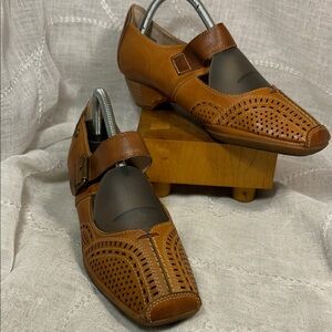 NWOT Pikolinos leather classic heels laser cut
